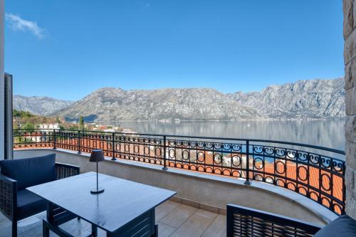 Luxury Design 2-Bedroom apartment by MN Property