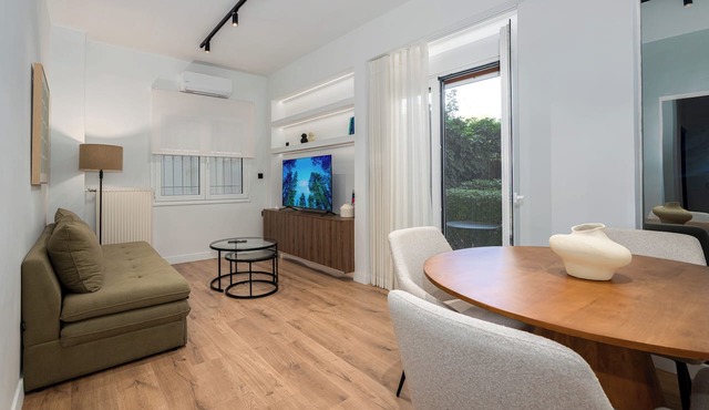 Luxury Glyfada flat steps from sea & main market