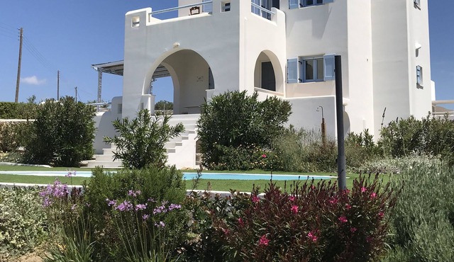 Luxury Independent self catered villa with swimming pool for 10 guests in naxos