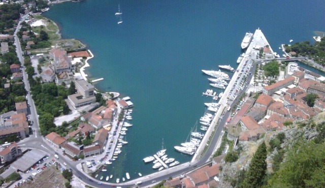 Luxury penthouse apartment, sea views, shared pool, aircon, nr Kotor