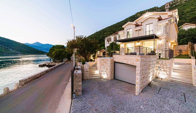 ❤️Luxury Seafront Villa–4BR | 5 Baths| 3 Equipped kitchen| Hot Tub| BBQ| Terrace
