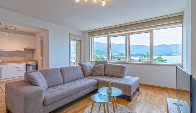 Luxury Seaview Apartment in Budva Centre – 50m from Beach, Near Old Town