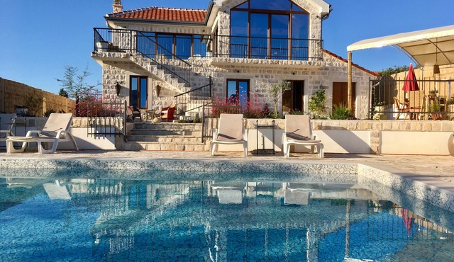 LUXURY STONE VILLA, INFINITY POOL, STUNNING SEA & MOUNTAIN VIEWS OVER BOKA BAY