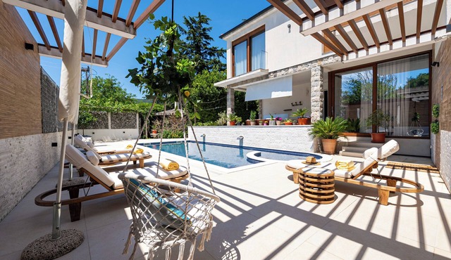 Luxury Triple Studio Apartment W/Pool