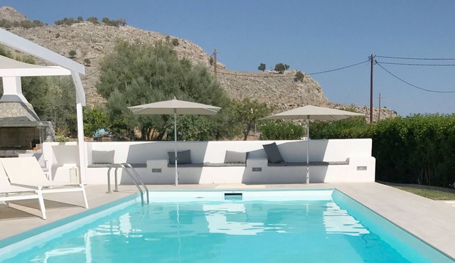 Luxury Villa Nikos with heated pool & sea view for friends & families