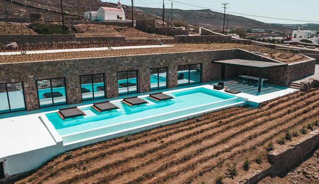 Luxury villa with 5 bedrooms, private pool and sea views