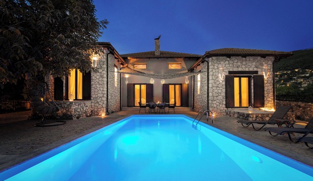 Luxury villa with private pool, 10 mins drive from the beach |by Lefkas G-Villas