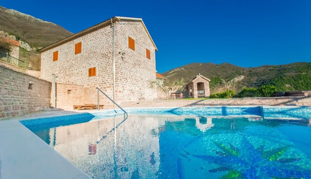 Luxury villa with stunning views. 3 Bedrooms▪6 Sleeps ▪2 Bathrooms ▪Private pool