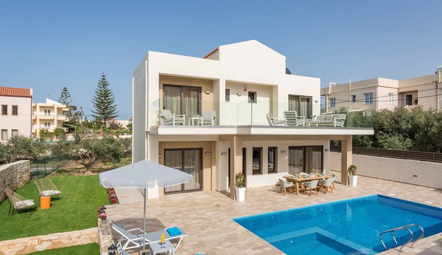 Luxury villa within walking distance to the beach! in Platanias
