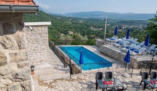 Magnificent Views, Large private terrace overlooking mountains, pool, sea 2km
