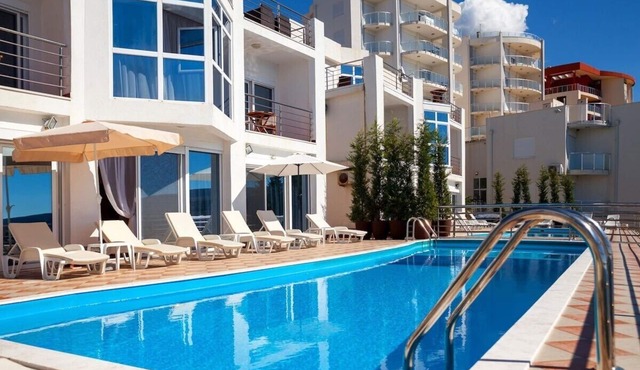 Magnificent villa on the first line with a pool