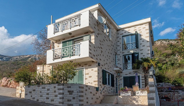 Magnificent villa with pool, sea and mountain views!