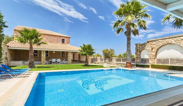 Make the most of the outdoor life at this beautifully designed villa with its stunning pool, covered