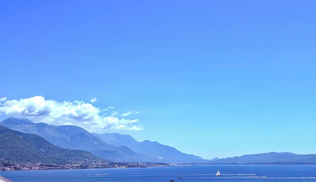 Modern 1BR Sea View – Walk to Beach in 5 Min
