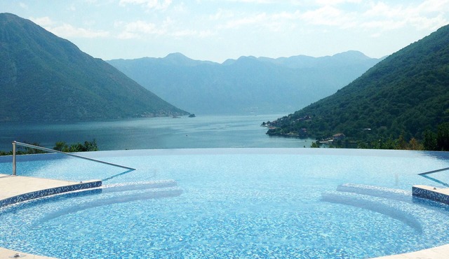 Modern Lux Lavender Bay Resort Apartment - with infinity pool, sauna, amenities