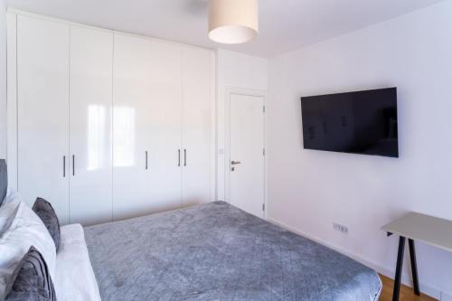 Modern One-Bedroom Apartment - 5 min to Porto Montenegro in Tivat