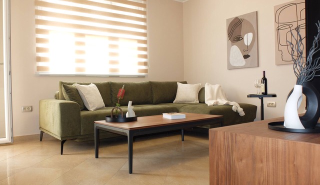 Modern one bedroom, just steps away from Old Town and sea