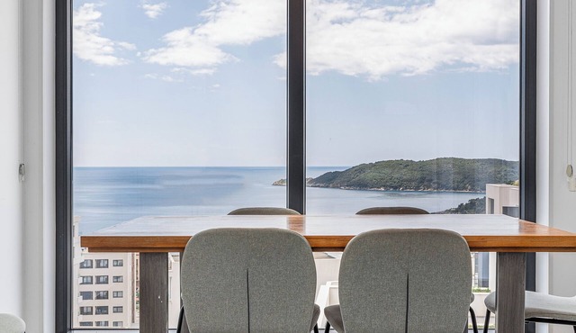 Modern Top Floor Sea View 3BR-Pool Spa Gym Luxury