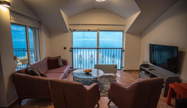 Modern Waterfront 3-Bed Apartment