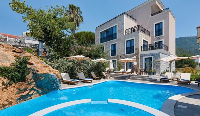 Moderna Luxury Apartments with HEATED pool