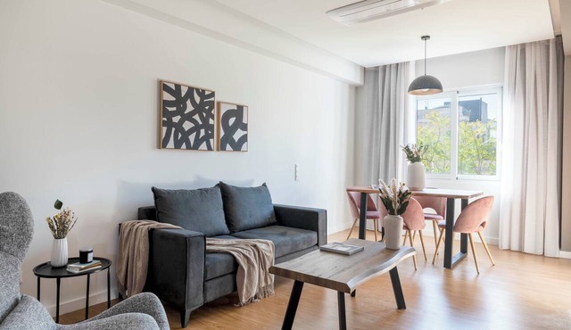 Monastiraki Living: Deluxe 2BR Apartment