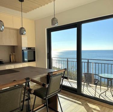 Moréa- Modern, Sea View & Balcony