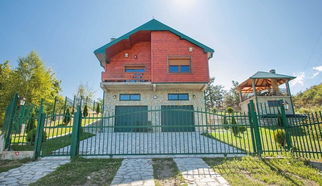 Mountain Villa Goldilocks with Interior Pool