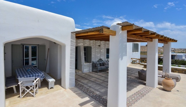 Mykonos 4 bedroom Cycladic home with free parking