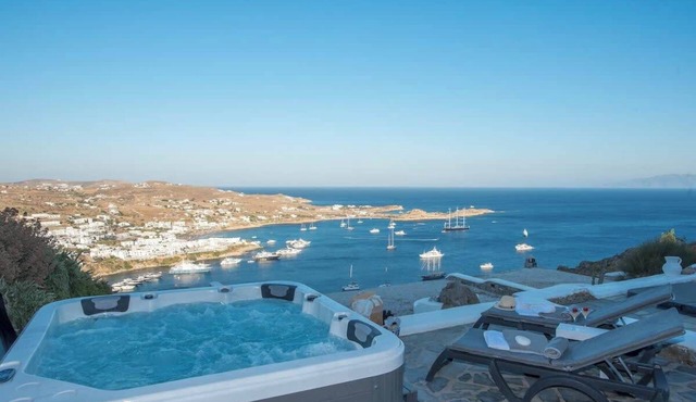 Mykonos Psarou Place, Seaview with Private Jacuzzi in Psarou