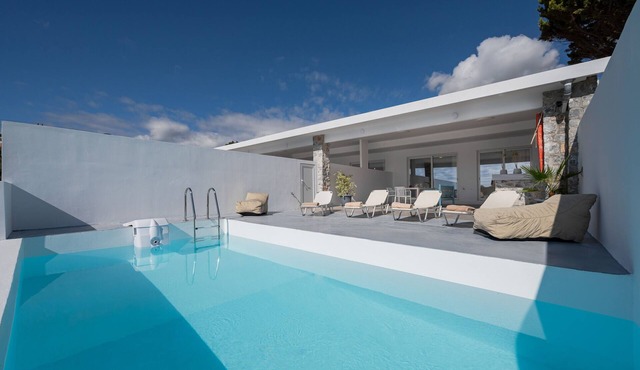 Mythos villa 9,pool,Walking distance to beach in Damnoni