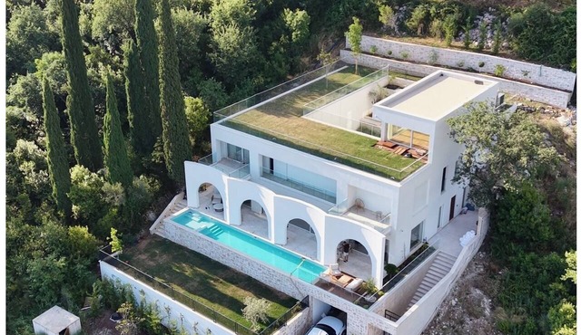 New Modern Villa: Pool, BBQ, Sea View & Movie Room