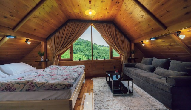 Newly build River-views split level Chalet Tara