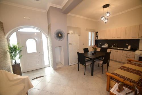Nicol apartment in Skoutaros