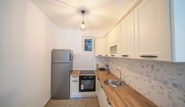Novi luksuzni apartman u Risnu 70m od mora, besplatan prking,Perast udaljen 3km.