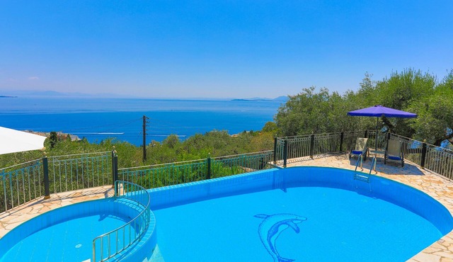 Old Stone House: large pool, A/C, WiFi, sea views, traditional in Nissaki
