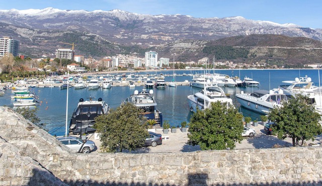 Old town 1-bdrm apt w/balcony + sea view