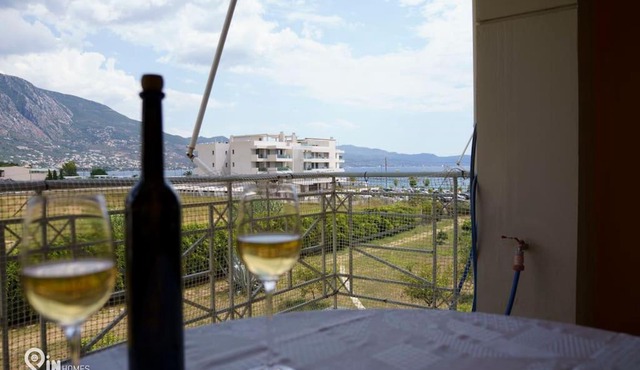 On The Wave - Modern Beachfront Apartment in Kalamata in Faraí