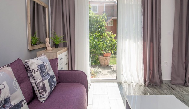 One bedroom apartment w/ garden + parking