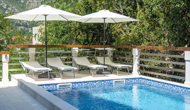 One Bedroom Apartment With Patio & Pool Access Near The Historical Town