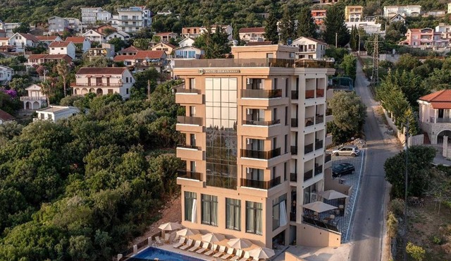 One Bedroom Suite with Sea View and Balcony (305)