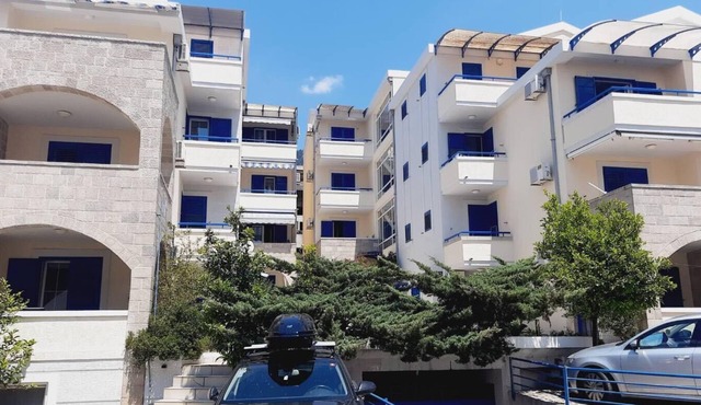 Orange Studio Apartment 100m from the Beach