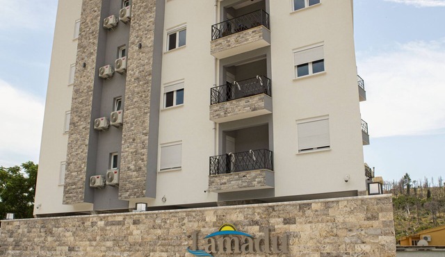 Outstanding 2-Bedroom Blue Poolside Apartment