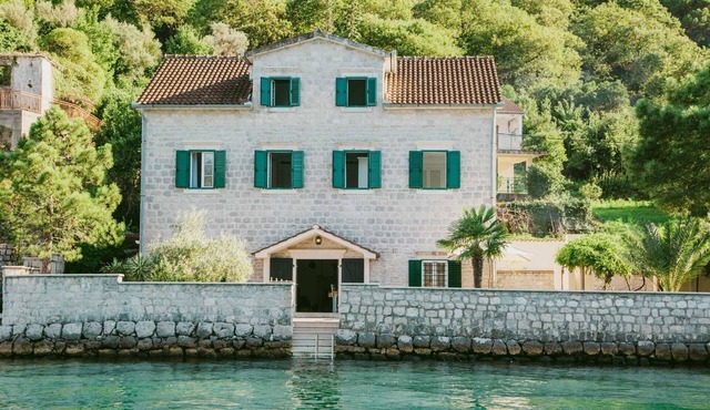 Pallazzo Trina - Three-story Stone Villa