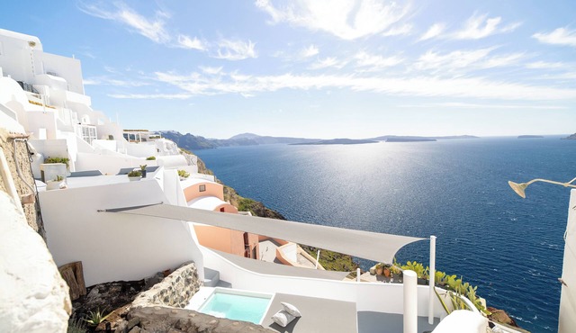 Panoramic Cave Suite with outdoor Hot Tub and Caldera View