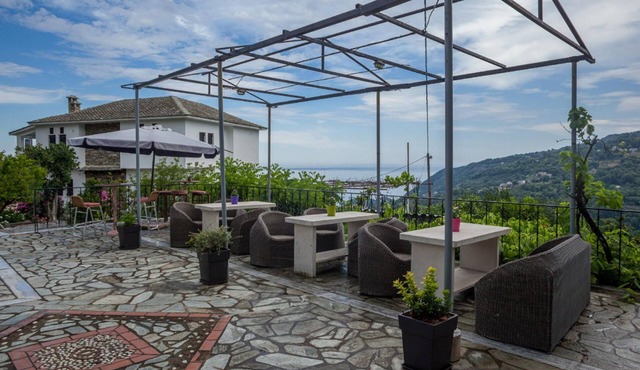 Paradeisos Flatlet With Garden View