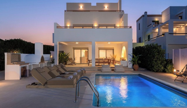 Paradiso Luxury Beachfront Villa in Gennadi