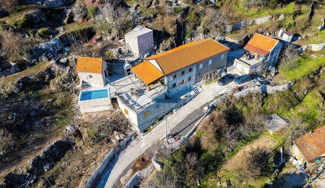 Peaceful 2BDR Village Villa with pool near wonderful Cetinje