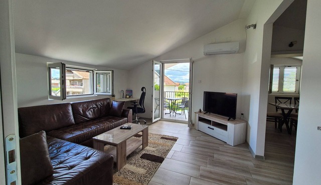 Peaceful 2BR Apartment, with Ultra-Fast WiFi & Free parking