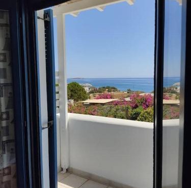 Peaceful getaway for 2 - amazing sea view/sunbeds!