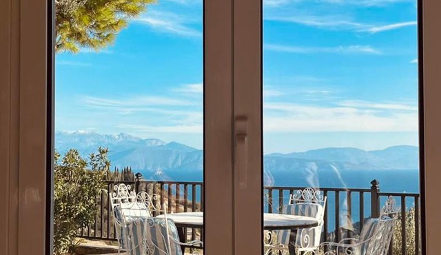 Peloponnese Hideout - White House with Sea View in Akrata